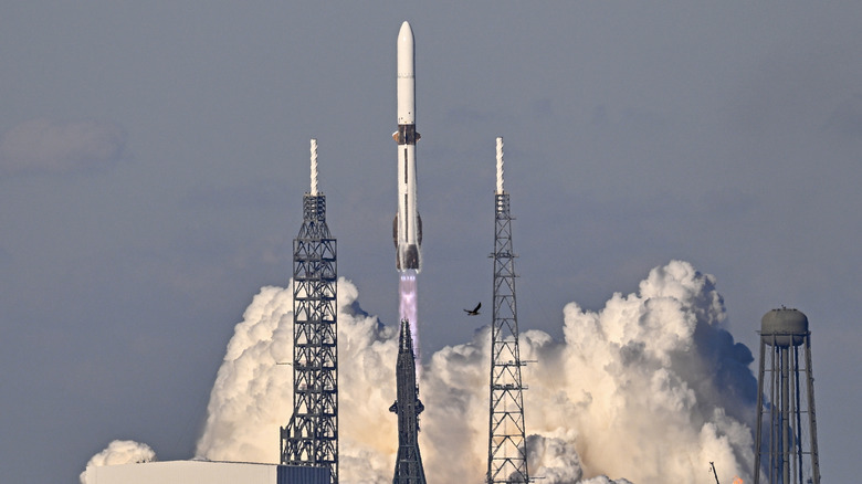 Blue Origin's New Glenn rocket launches on its first operational mission