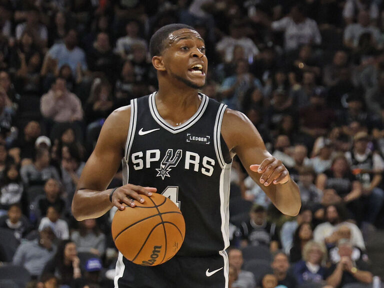 Fox returns after extended absence to seal Spurs victory