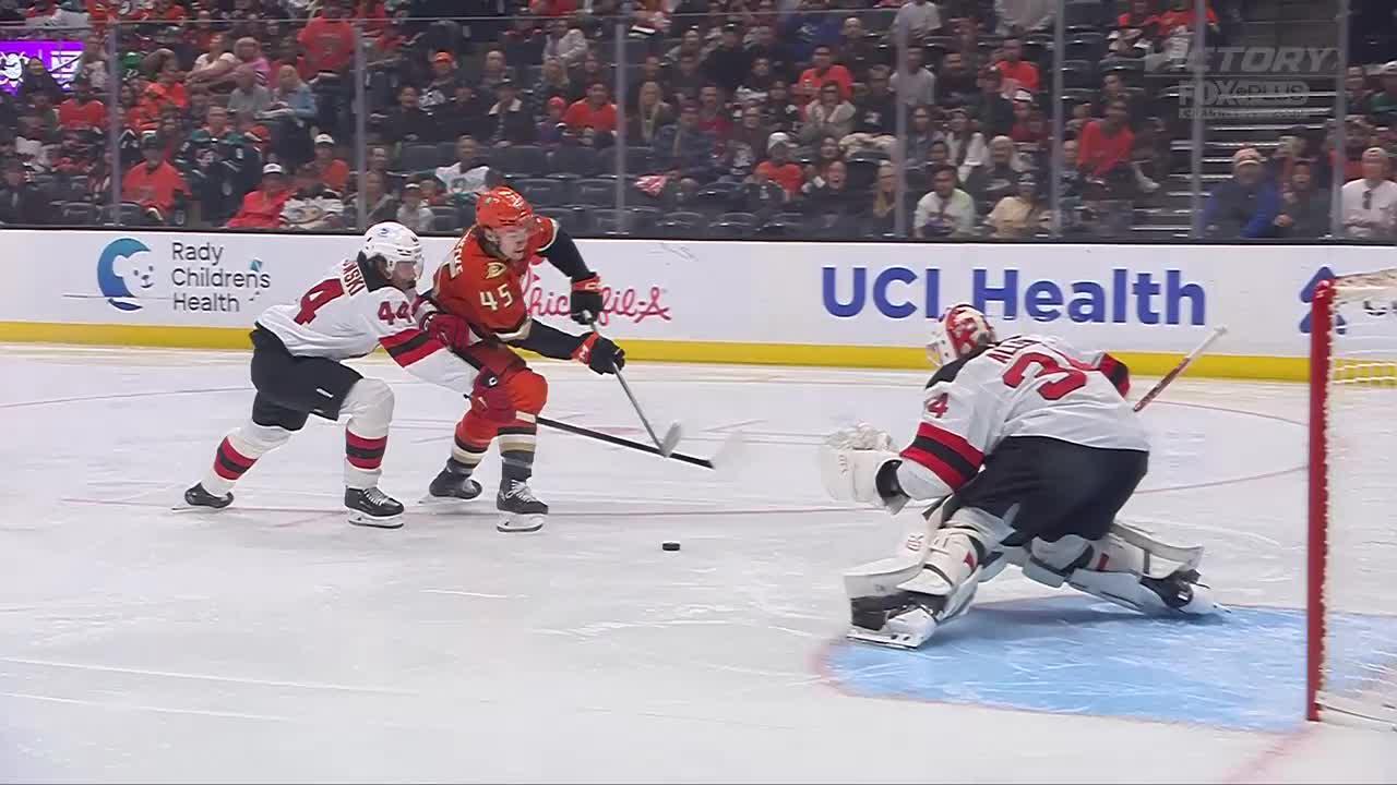 Sennecke roofs game opener | NHL.com