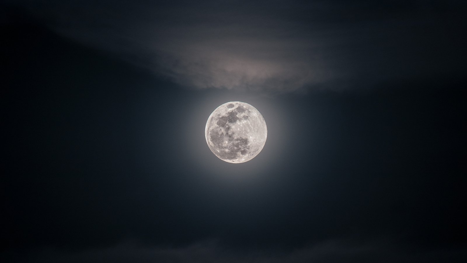 Rare footage of lunar impact flash captured