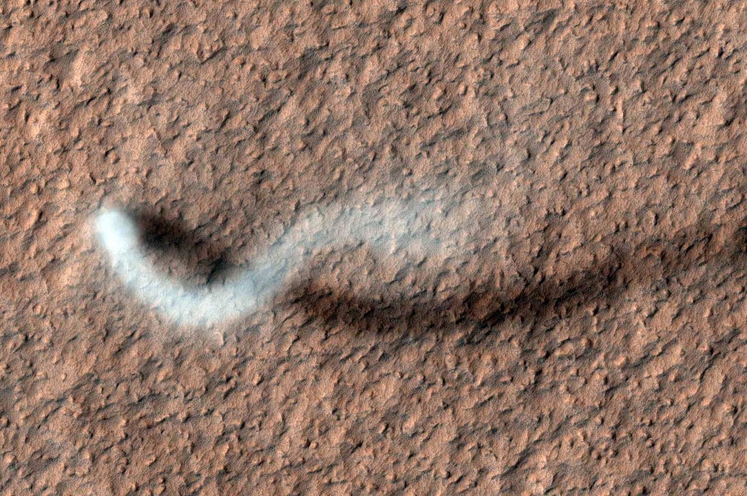 Martian dust devil photographed by the Mars Reconnaissance Orbiter. This dust devil is 800m tall and 30m wide (Credit :  NASA/JPL-Caltech/Univ. of Arizona)