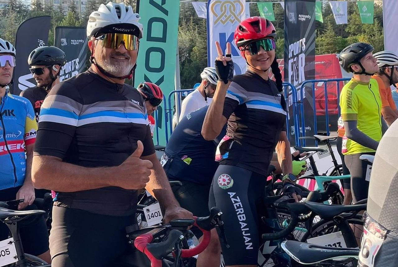 Azerbaijan rider Natalia Vallek (R) flashes a peace sign at the start of 2025 Gran Fondo Baskent in Ankara, Türkiye, Aug. 24, 2025. (Photo via Koray Erdogan/Türkiye Today)