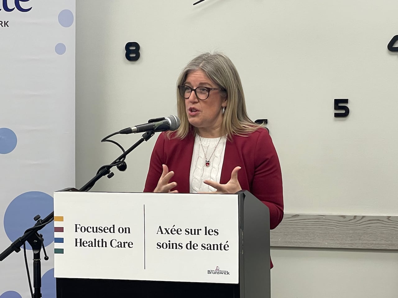 Premier Susan Holt announced the expansion of the Clinique Médicale Centre-Ville at a press conference on Monday.