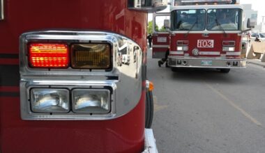 Blaze at south Winnipeg condo building sends firefighter to hospital, city fire service says