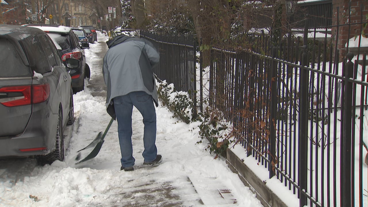 Toronto digs out after Boxing Day snowfall