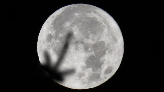 Calgary earth scientist beams astronomy lessons to students in Ukraine