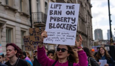 Peers urge Streeting to scrap puberty blocker trial for children