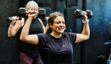 Woman doing overhead press as part of the 2-2-2 workout in the gym