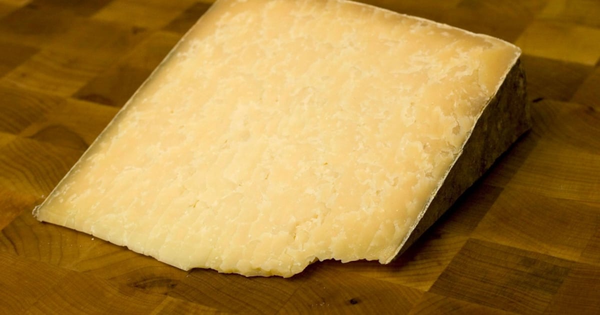 Possible link between high-fat cheese and low risk of dementia