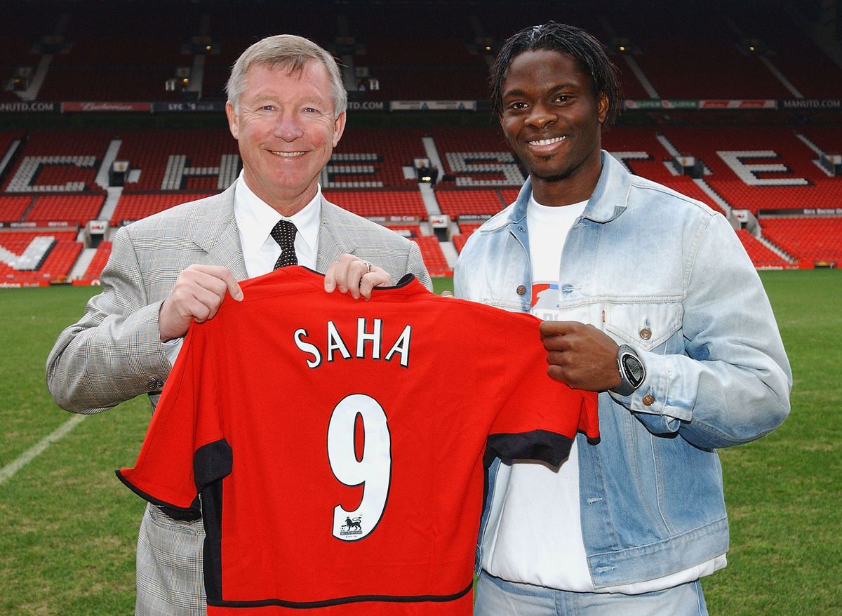 Louis Saha and Sir Alex Ferguson of Manchester United hold Saha's new number nine shirt