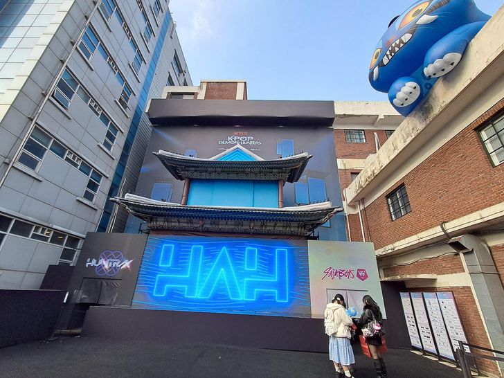 A 'KPop Demon Hunters' pop-up is held at a venue with hanok (traditional Korean architecture)-inspired facade in Seongsu-dong neighborhood in Seoul, Thursday. Korea Times photo by Kim Se-jeong 