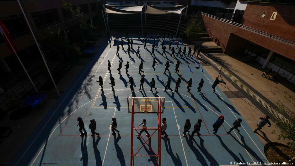 Chile to ban smartphones in classrooms – DW – 12/03/2025