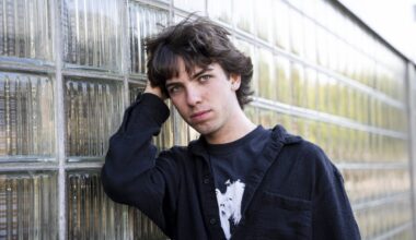 There's a happiness gap between young people in Quebec and in the rest of Canada