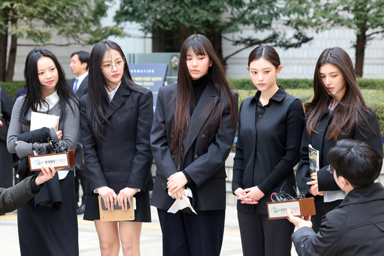 NewJeans members respond to questions from the media at the Seoul Central District Court in Seocho District, southern Seoul, on March 7. [NEWS1]