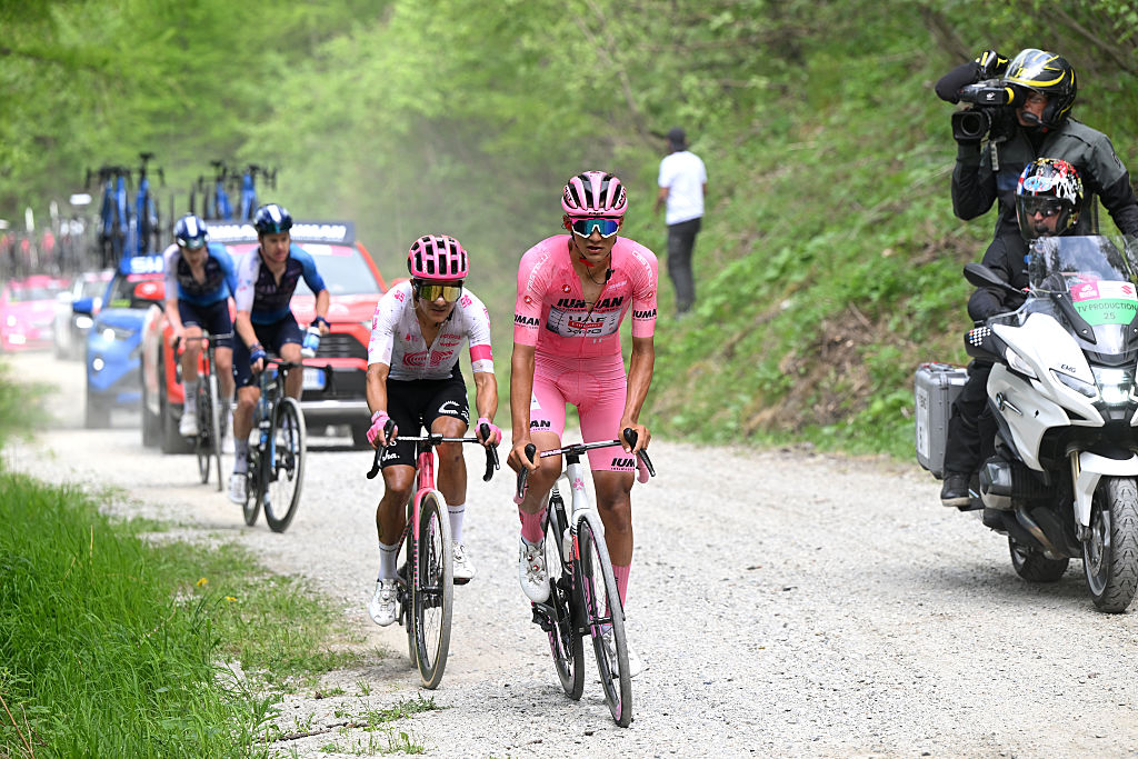 SESTRIERE - VIALATTEA, ITALY - MAY 31: Isaac Del Toro of Mexico and Team UAE Team Emirates - XRG - Pink Leader Jersey (R) and Richard Carapaz of Ecuador and Team EF Education - EasyPost (L) compete climbing to the Colle delle Finestre (2172m) during the 108th Giro d&amp;apos;Italia 2025, Stage 20 a 205.3km stage from Verres to Sestriere - Vialattea 2036m / #UCIWT / on May 31, 2025 in Sestriere - Vialattea, Italy. (Photo by Dario Belingheri/Getty Images)