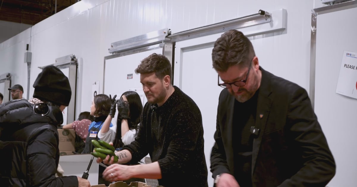 ‘It’s a beautiful thing’: Michael Bublé lends a hand at Greater Vancouver Food Bank - CTV News