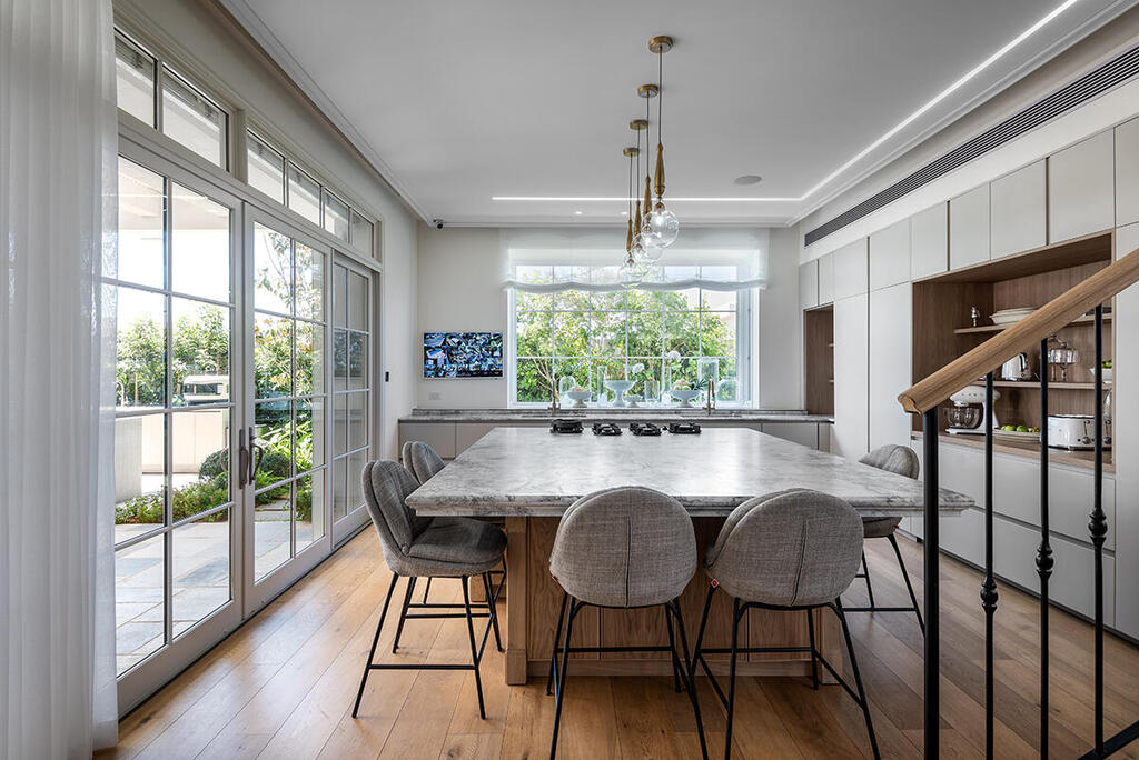 Kitchen with a large central island (Photo: Shy Adam) בית בסגנון טוסקנה בשרון, אדריכלות ועיצוב פנים: שירלי דן