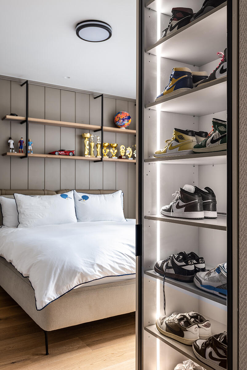 A suite of one of the teens (Photo: Shy Adam) בית בסגנון טוסקנה בשרון, אדריכלות ועיצוב פנים: שירלי דן