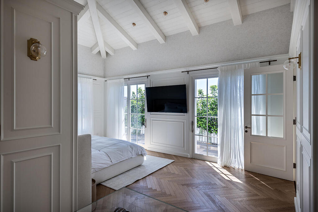 Light rustic style, featuring a sloped beamed ceiling (Photo: Shy Adam) בית בסגנון טוסקנה בשרון, אדריכלות ועיצוב פנים: שירלי דן