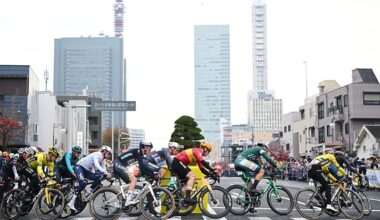 The 2025 men's peloton in race action