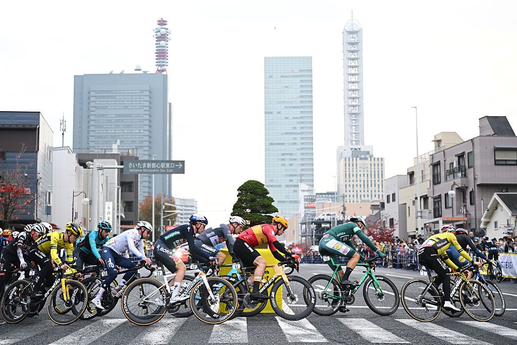 The 2025 men's peloton in race action