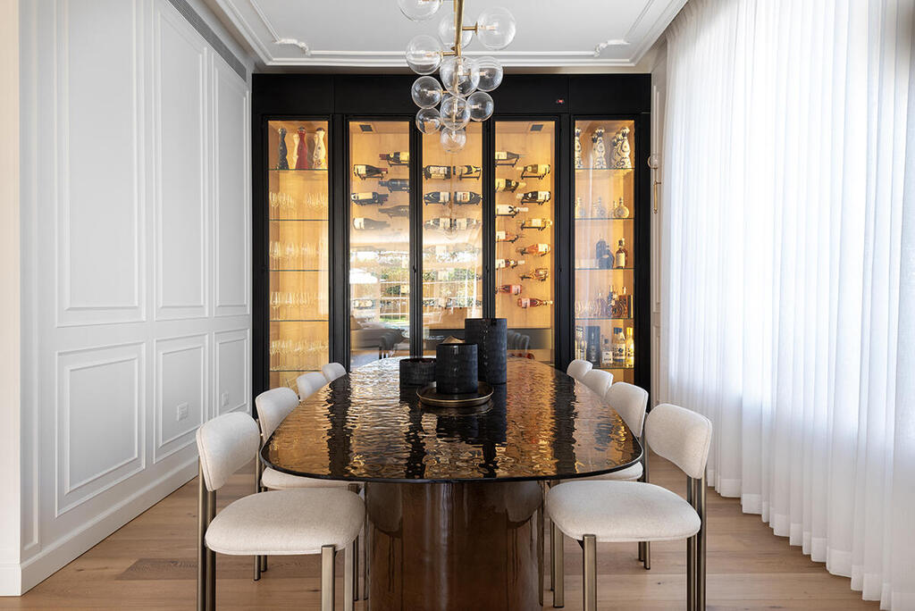 The dining area with wine wall (Photo: Shy Adam) בית בסגנון טוסקנה בשרון, אדריכלות ועיצוב פנים: שירלי דן