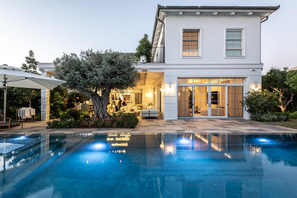 Originally intended to be two separate houses (Photo: Shy Adam) בית בסגנון טוסקנה בשרון, אדריכלות ועיצוב פנים: שירלי דן