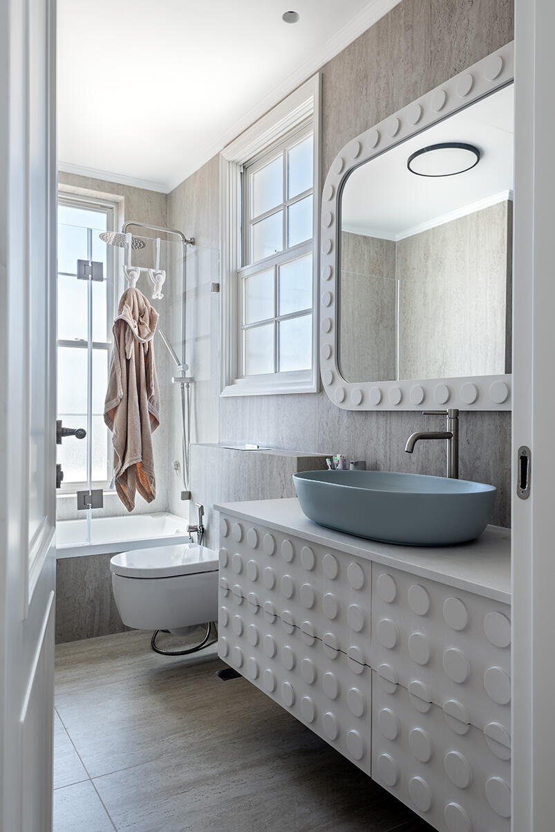 Lego elements feature also in the bathroom (Photo: Shy Adam) בית בסגנון טוסקנה בשרון, אדריכלות ועיצוב פנים: שירלי דן