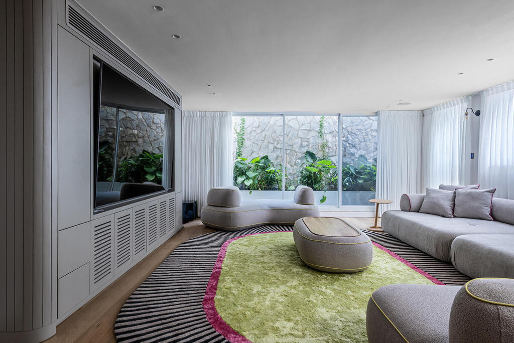 Basement with abundant natural light (Photo: Shy Adam) בית בסגנון טוסקנה בשרון, אדריכלות ועיצוב פנים: שירלי דן