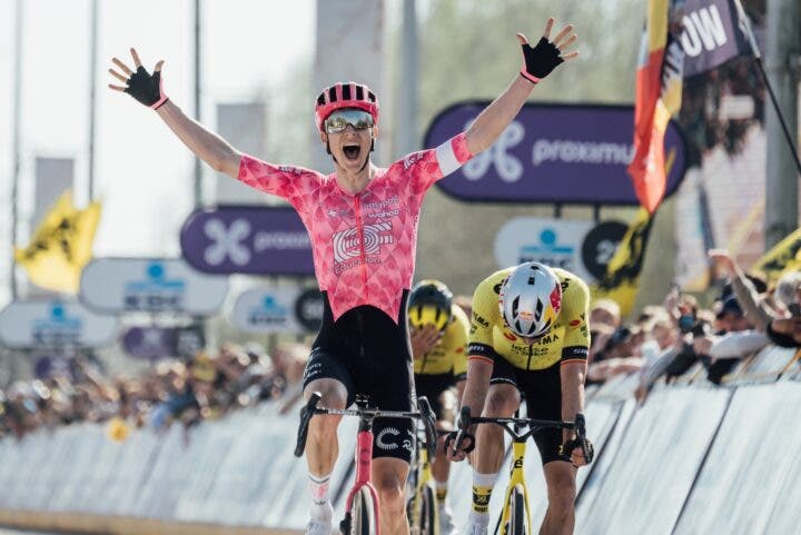 Powless Dwars door Vlaanderen