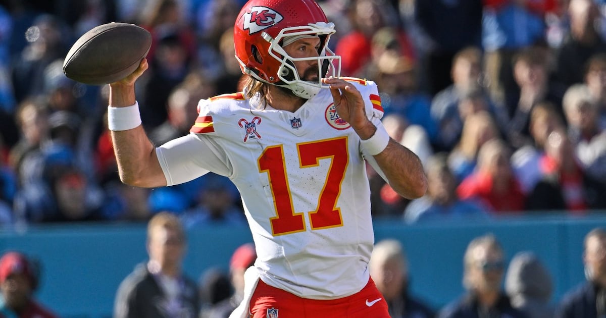 Kansas City Chiefs QB Gardner Minshew questionable to return after knee injury, replaced by Chris Oladokun