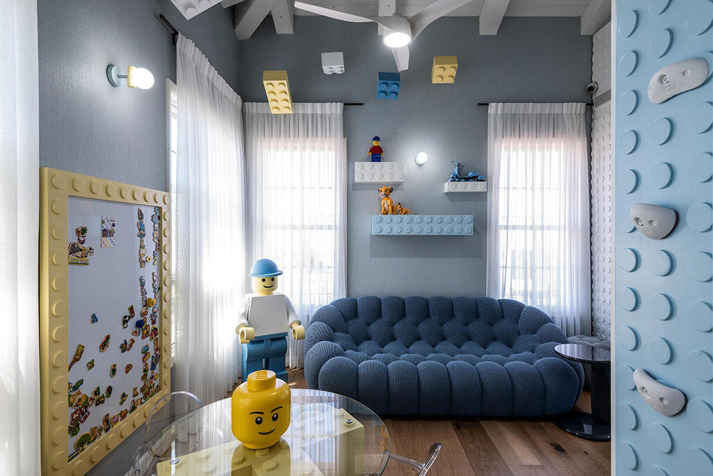 Kids space inspired by Lego (Photo: Shy Adam) בית בסגנון טוסקנה בשרון, אדריכלות ועיצוב פנים: שירלי דן