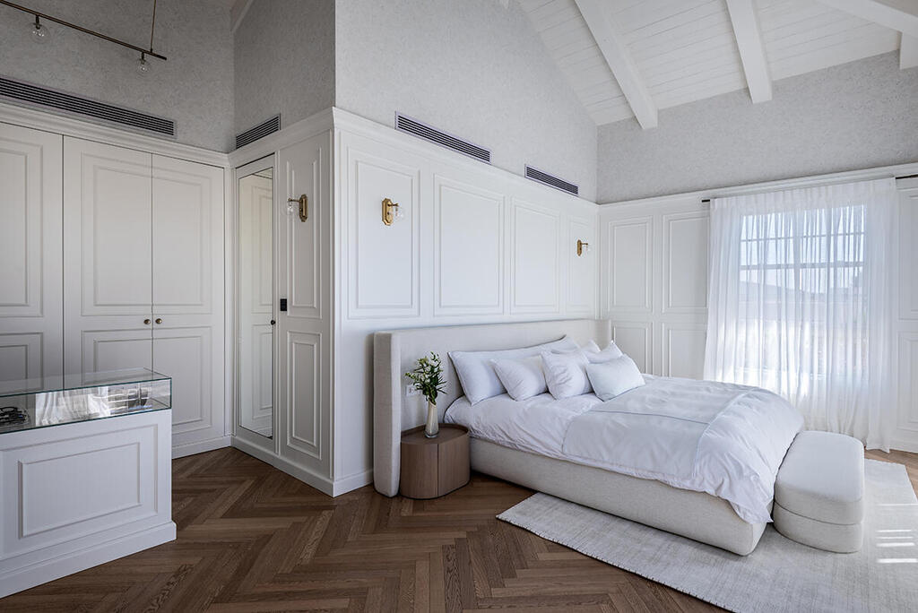 Parents' suite (Photo: Shy Adam) בית בסגנון טוסקנה בשרון, אדריכלות ועיצוב פנים: שירלי דן
