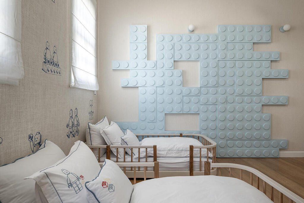 Room designed for the twins who like Lego (Photo: Shy Adam) בית בסגנון טוסקנה בשרון, אדריכלות ועיצוב פנים: שירלי דן