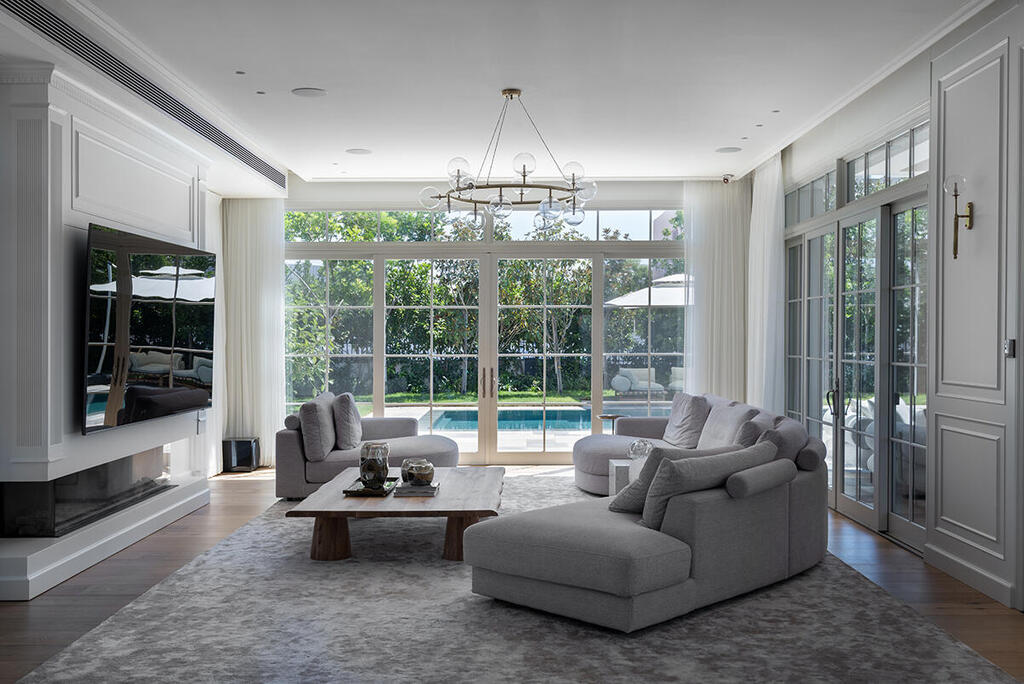European style with subtle touches of French luxury (Photo: Shy Adam) בית בסגנון טוסקנה בשרון, אדריכלות ועיצוב פנים: שירלי דן