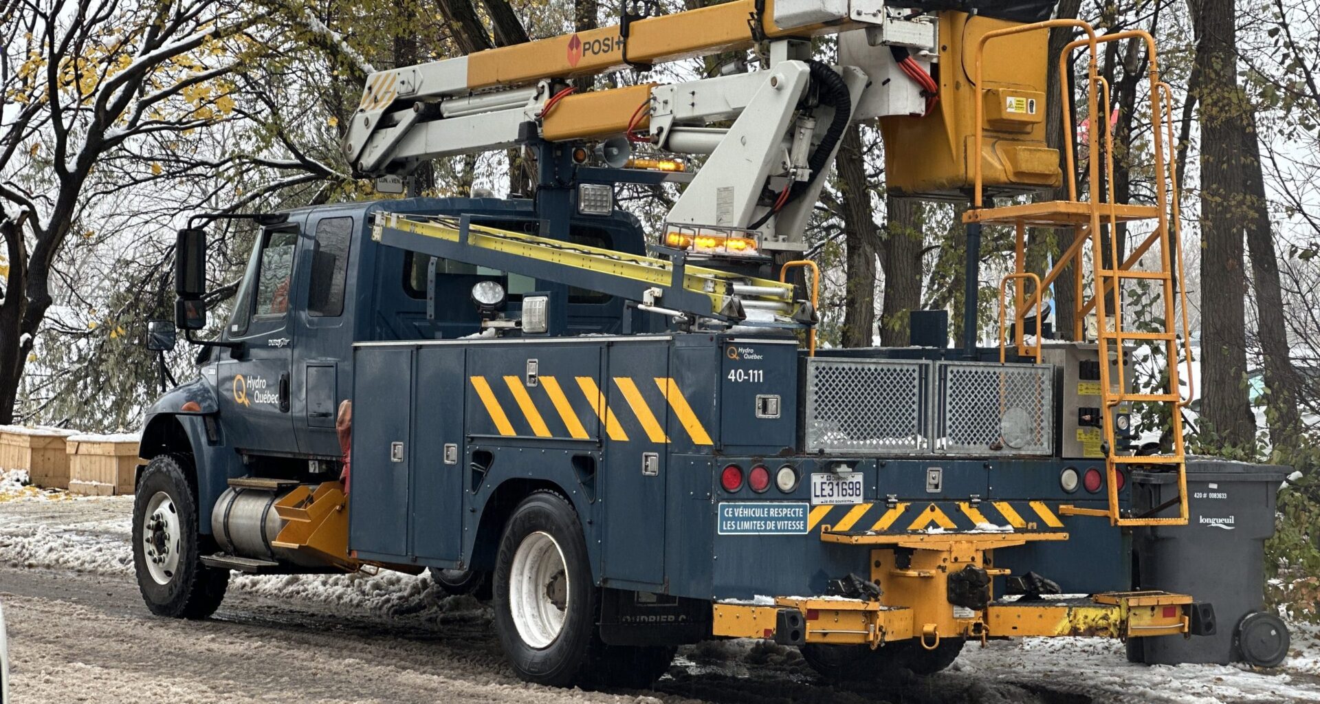 Gusty winds cause power outages in Montreal and surrounding areas, thousands off the grid