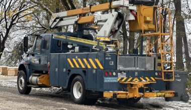 Gusty winds cause power outages in Montreal and surrounding areas, thousands off the grid