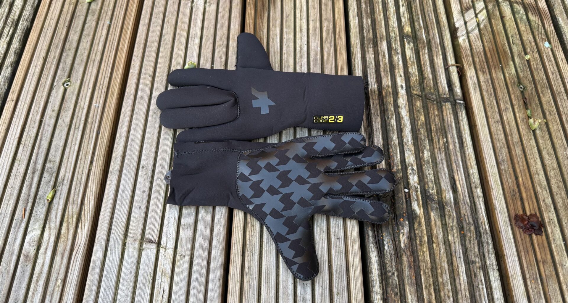 Assos Rain Gloves P1 Review: Wetsuit technology for your hands