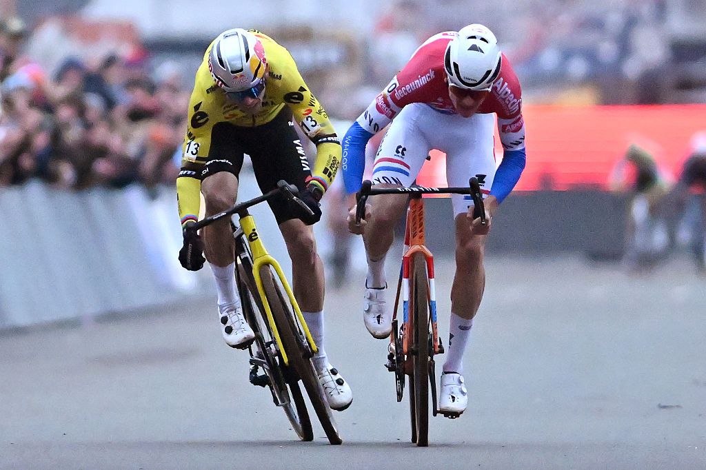 NAMUR, BELGIUM - DECEMBER 23: (L-R) Wout Van Aert of Belgium and Team Visma - Lease a Bike and race winner Tibor Del Grosso of Netherlands and Team Alpecin-Deceuninck sprint at finish line during the 21st Superprestige Heusden-Zolder 2025 - Men&amp;apos;s Elite on December 23, 2025 in Namur, Belgium. (Photo by Luc Claessen/Getty Images)