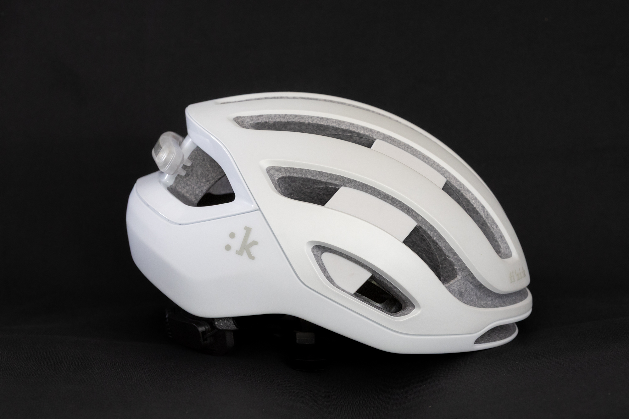 Side view of the Fizik Kudo in white against a black background