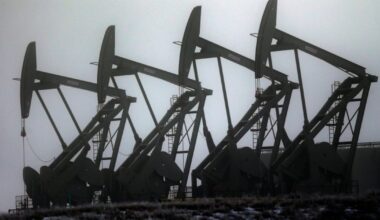 U.S. drillers cut oil and gas rigs for second time in three weeks, says Baker Hughes - CTV News