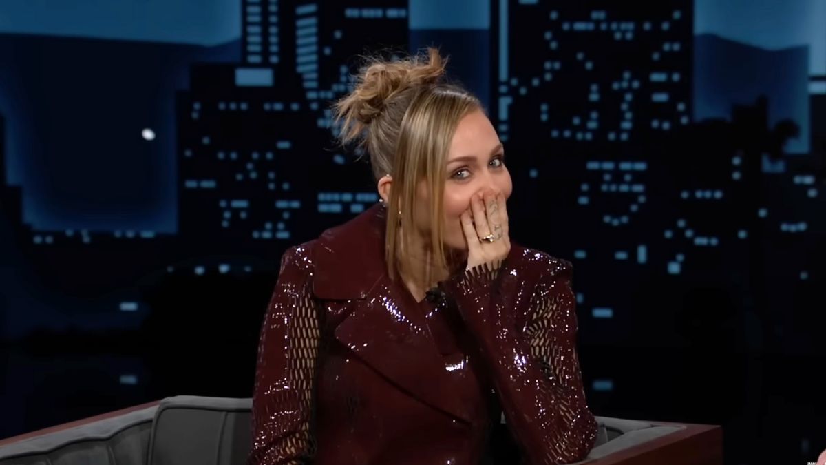 Miley Cyrus Has a Serious Paper Phobia