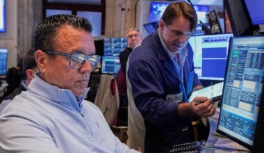 Stock markets today: U.S. stock futures dip