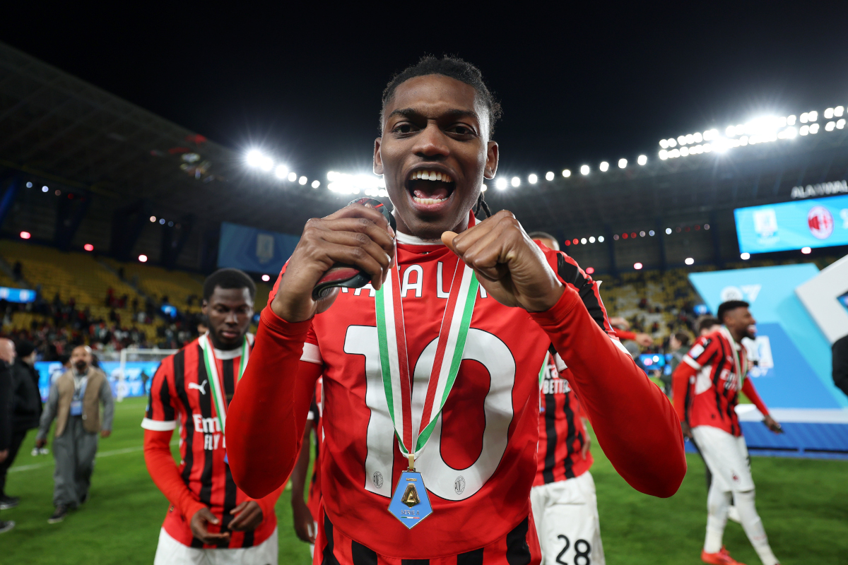 RIYADH, SAUDI ARABIA - JANUARY 06: Rafael Leao of AC Milan celebrates victory while wearing his winners medal following the Italian Super Cup Final between FC Internazionale and AC Milan at Kingdom Arena on January 06, 2025 in Riyadh, Saudi Arabia. (Photo by Yasser Bakhsh/Getty Images)