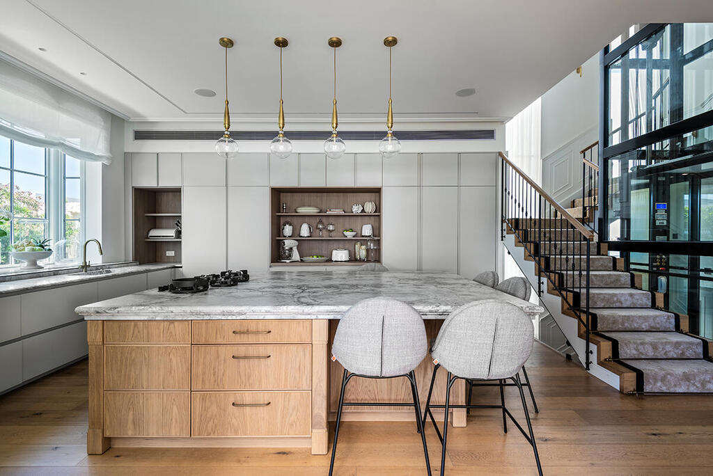 A central stair runner next to the kitchen (Photo: Shy Adam) בית בסגנון טוסקנה בשרון, אדריכלות ועיצוב פנים: שירלי דן