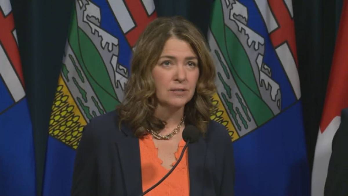 Click to play video: 'Moderator on Smith’s Alberta Next panel sorry for saying teen should be spanked'