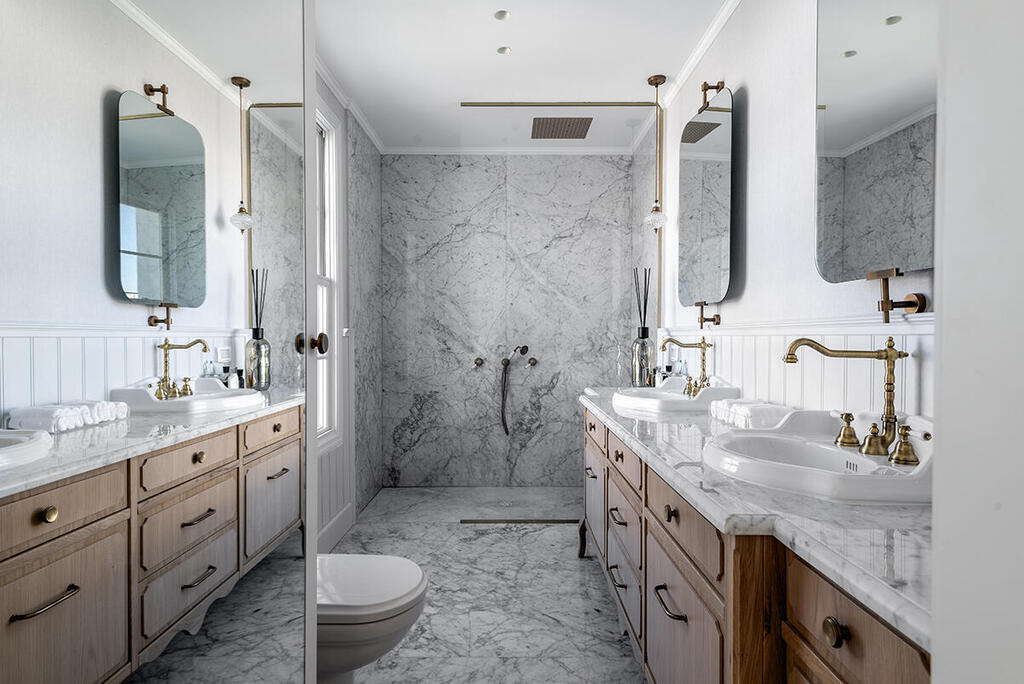 One of the bathrooms (Photo: Shy Adam) בית בסגנון טוסקנה בשרון, אדריכלות ועיצוב פנים: שירלי דן