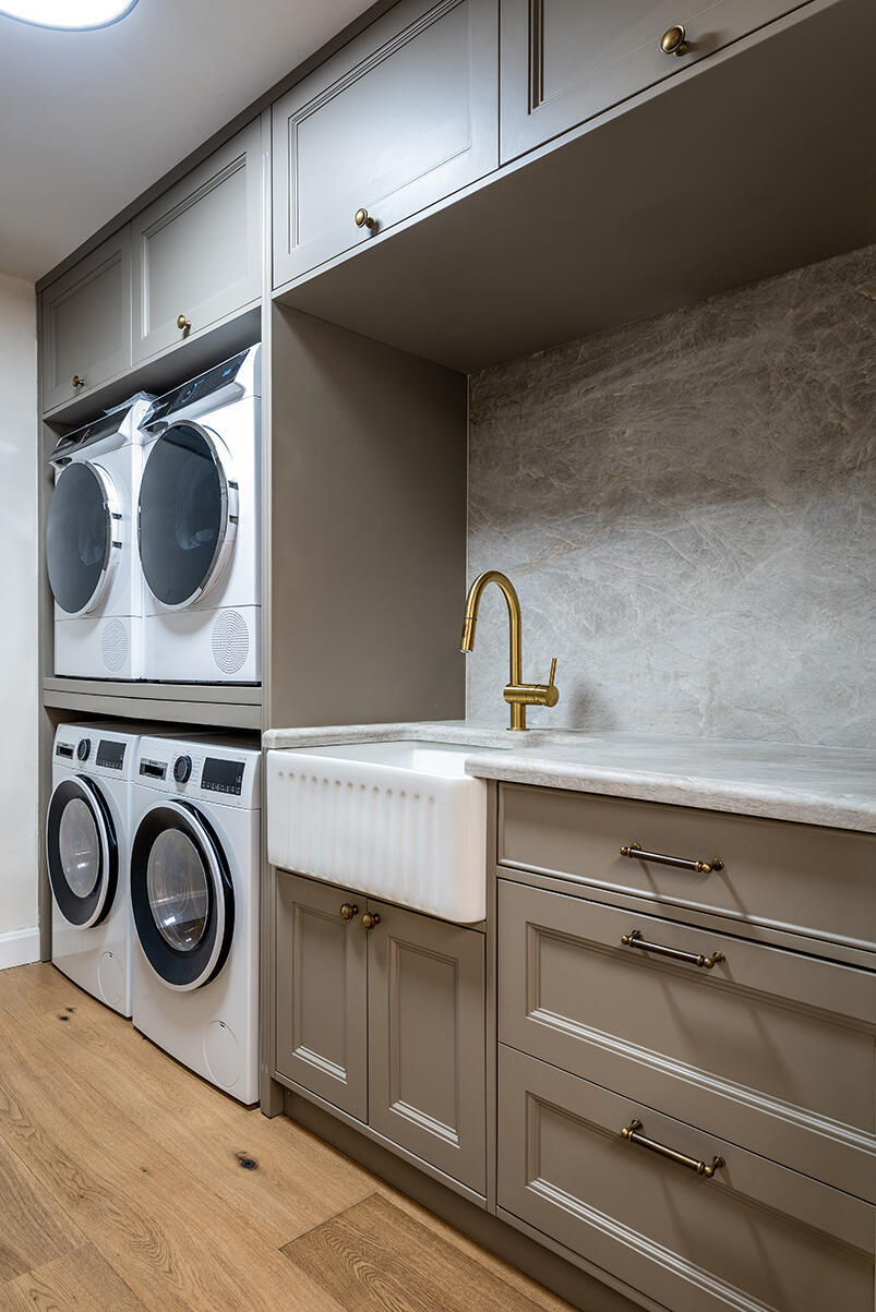 Laundry room with four machines (Photo: Shy Adam) בית בסגנון טוסקנה בשרון, אדריכלות ועיצוב פנים: שירלי דן