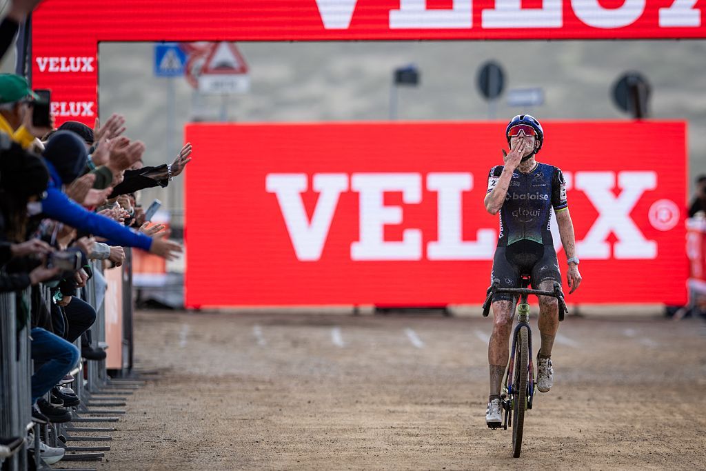 Dutch Lucinda Brand celebrates as she crosses the finish line to win the women's elite race of the Cyclocross World Cup, in Terralba, Sardinia, Italy, Sunday 07 December 2025, stage 3 (out of 12) in the World Cup of the 2026-2027 season. BELGA PHOTO DAVID PINTENS (Photo by DAVID PINTENS / BELGA MAG / Belga via AFP)