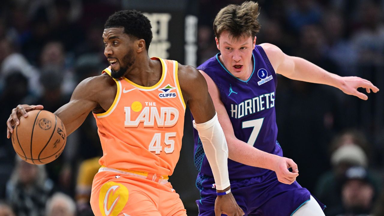 Mitchell scores 30 points as Cavs beat Hornets to end three-game losing streak